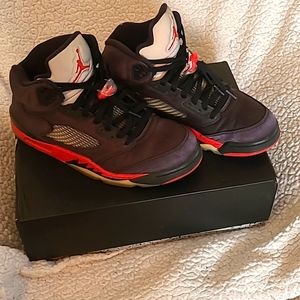 AIR JORDAN 5 Retro Black/University Red.  Sz 10.5